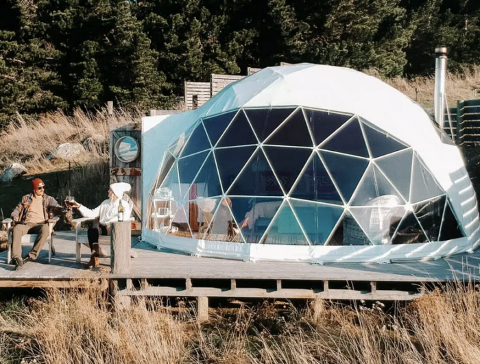 ambiance glamping dôme géodésique dans une prairie