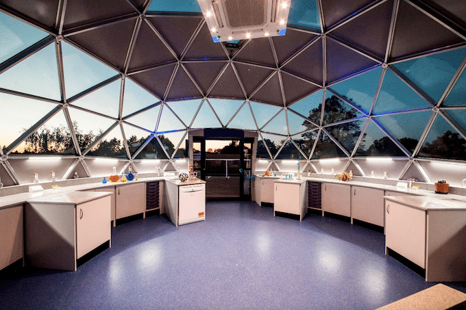 Intérieur du labo de chimie dans un dôme géodésique