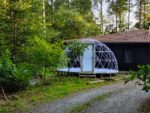 vue de la structure montée du dôme géodésique de glamping