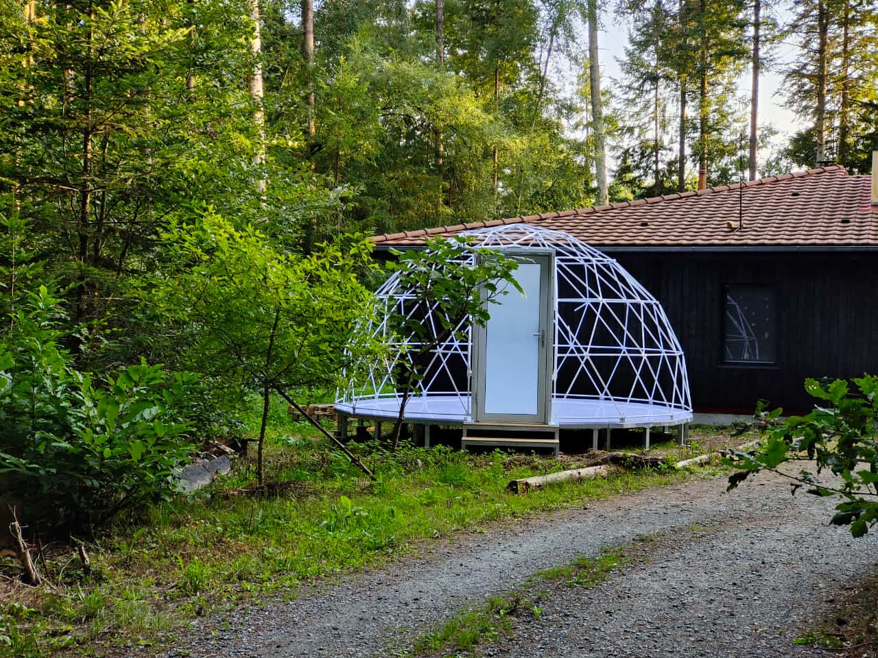 vue de la structure montée du dôme géodésique de glamping