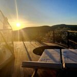 lever de soleil sur dôme géodésique de glamping