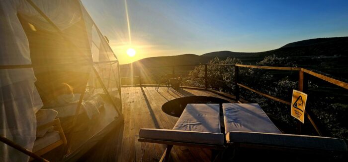 lever de soleil sur dôme géodésique de glamping