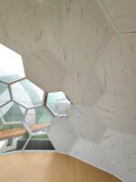 intérieur d'un dôme géodésique nid d'abeille
