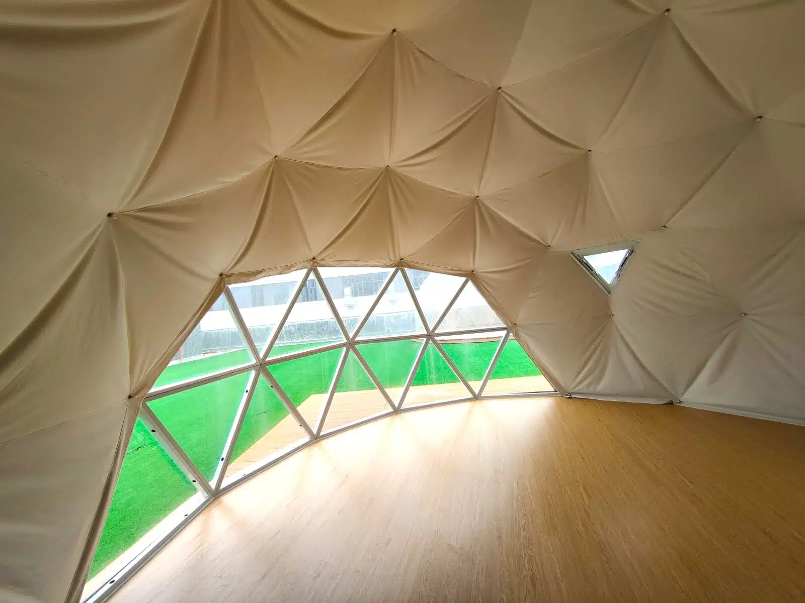intérieur dôme géodésique hybride avec baie en alu et verre