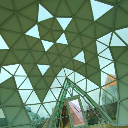 intérieur d'un dôme en verre et aluminium