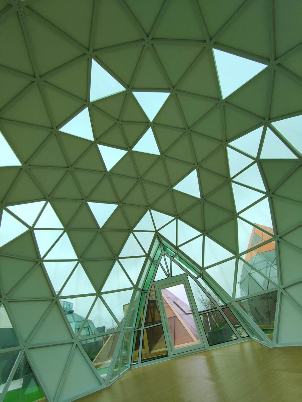 intérieur d'un dôme en verre et aluminium