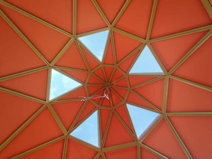 vue de l'intérieur d'un zome orange