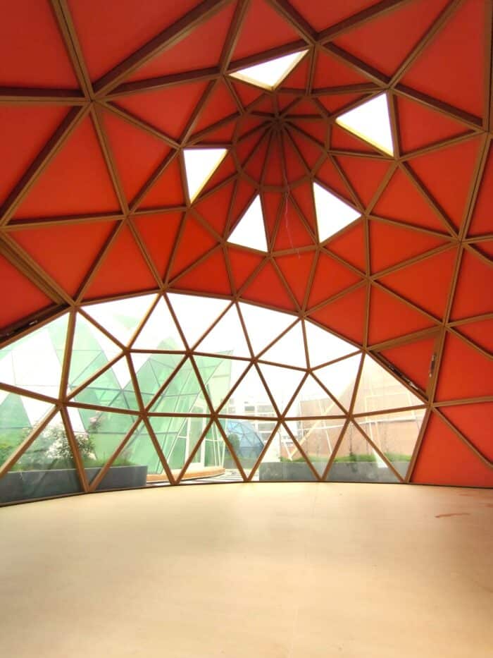 baie vitrée vue de l'intérieur d'un zome orange