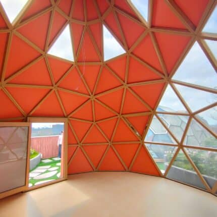 vue de la porte et de la structure en aluminium d'un zome