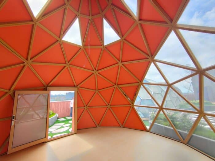 vue de la porte et de la structure en aluminium d'un zome