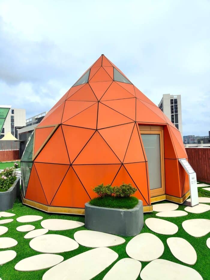 vue générale d'un zome orange