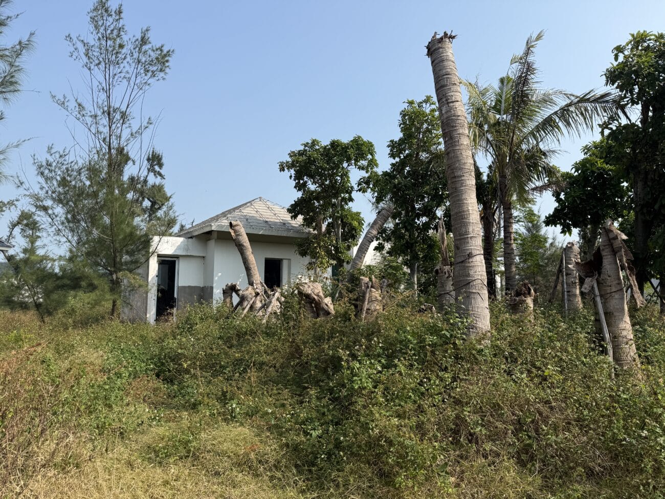 un villa abandonnée sur une île en Asie du Sud-Est